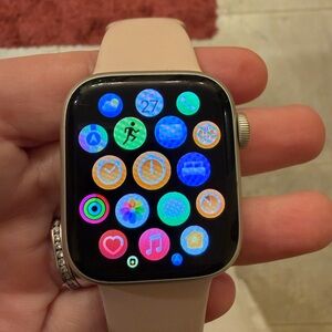 Apple Watch Series 7 starlight